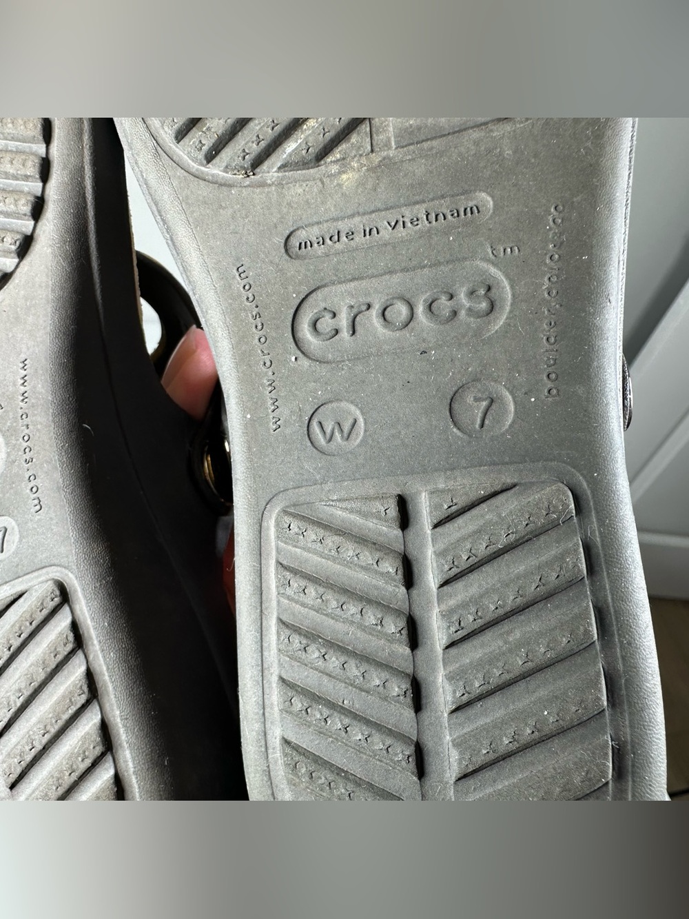 CROCS Sanrah Circle Hammered Metal Wedge Flip Sandals - Picture 9 of 9